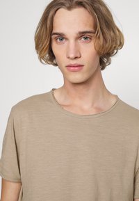 Selected Homme SLHMORGAN SS O-NECK TEE W NOOS - T-shirt básica - chinchilla