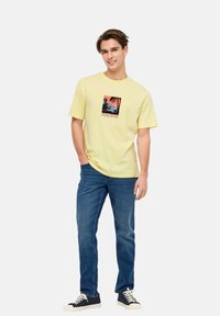 Only & Sons BEANE RHABA KURZARMSHIRT - Camiseta estampada - gelb