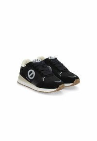 Baskets de sport noires en maille et en daim, présentant un logo rond, des accents à carreaux sur la languette et une semelle en gomme texturée.