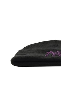 Beanie nera a coste con bordo ripiegato, caratterizzata da un logo ricamato viola sul davanti. Tessuto testurizzato con una vestibilità aderente.
