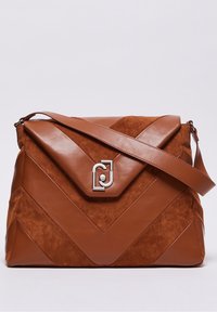 Sac bandoulière en cuir et daim marron avec motif chevron et logo argenté sur le rabat avant, bandoulière réglable.
