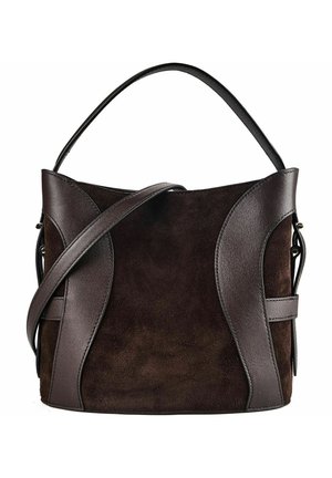 Borsa in camoscio marrone scuro con accenti curvi in pelle liscia, manico corto e tracolla lunga regolabile.