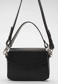 Borsa a tracolla nera in pelle con finitura testurizzata, forma rettangolare, patta pieghevole e tracolla regolabile con hardware in metallo.