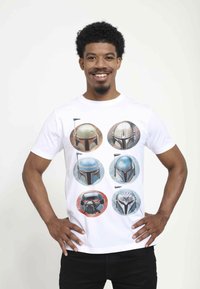 Star Wars STAR WARS: THE MANDALORIAN HELMETS UNISEX - T-shirt z nadrukiem