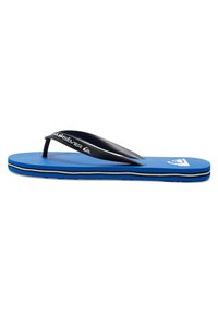 Blå flip-flop med teksturert overflate, svarte gummistropper og tre horisontale striper (svart, hvit, blå) langs kanten av sålen.