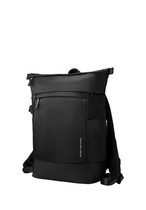 Sac à dos noir à rabat enroulable avec poche avant zippée, poche latérale, bretelles rembourrées et logo "Victoria Hyde London" sur le devant.