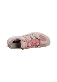 Baskets de sport rose clair en maille et matériaux synthétiques, dotées de lacets élastiques, d'une semelle rembourrée et d'un embout renforcé.