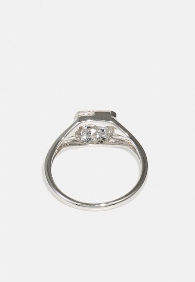 Ezüst gyűrű, középen egy téglalap alakú kővel, két kisebb kővel, sima sávval és fényes felülettel.