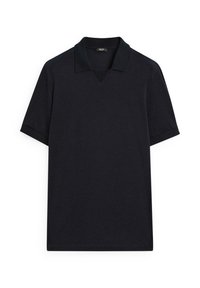 Černé polo tričko vyrobené z bavlny. Má výstřih do V, krátké rukávy a čistý design bez vzorů či akcentů.