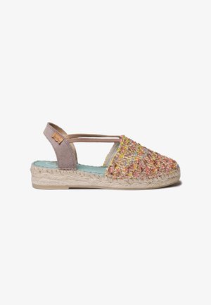 Mehrfarbige gewebte Espadrille-Sandale mit beigen elastischen Riemen, hellblauem Fußbett und geflochtener Jut-sohle, im Profil auf weißem Hintergrund gezeigt.