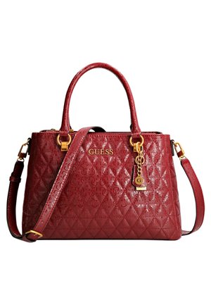 Punainen tilkkulaukku, jossa on kultaiset yksityiskohdat, kohokuvioitu pinta, kaksoiskahvat ja säädettävä olkahihna. Mukana riippuva logo-osa.