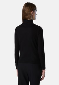 Schwarzer gerippter Rollkragenpullover mit langen Ärmeln und körperbetonter Passform, ausgestattet mit einem hohen Kragen und strukturiertem Stoff.