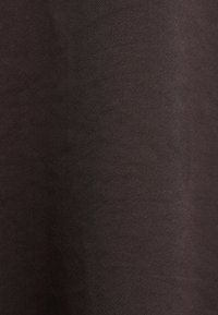 Tissu marron foncé avec une texture lisse, tissée serrée et des reflets subtils.
