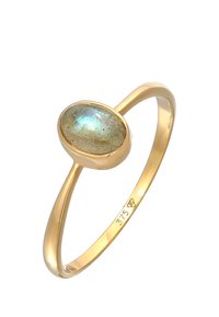 Kuldne sõrmus, millel on ovaalne labradoriidikivi, mis näitab roheliste ja siniste toonide segu. Sujuv, minimalistlik rõngasdisain.