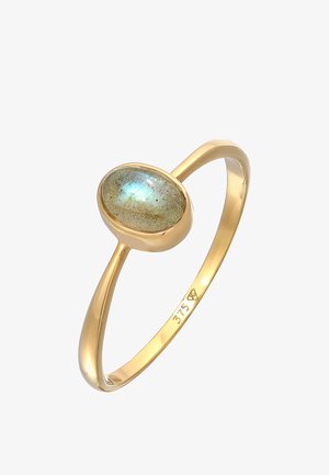 Guldring med en oval labradoritsten, der viser en blanding af grønne og blå nuancer. Glat, minimalistisk bånddesign.