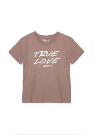 Brązowy t-shirt z krótkim rękawem z białym nadrukiem "TRUE LOVE" i "GUESS" na przodzie, okrągły dekolt i luźny krój.