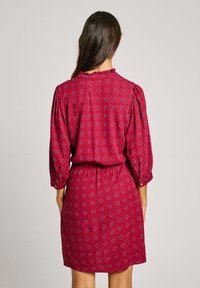 Pepe Jeans PICCI - Košilové šaty - burnt red