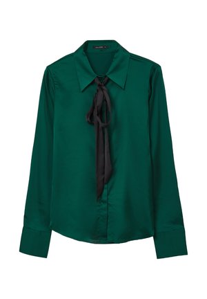 Blusa verde in satin con colletto classico, maniche lunghe e una cravatta nera al collo. Texture liscia e design leggermente aderente.