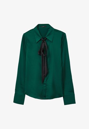 Blouse en satin vert avec un col classique, des manches longues et un nœud noir au niveau du col. Texture lisse et coupe légèrement cintrée.