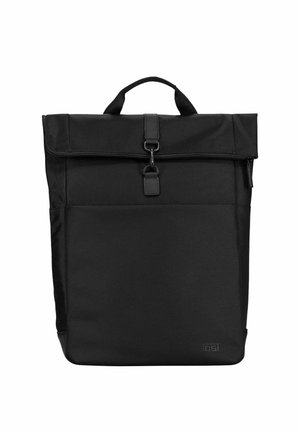 Mochila negra rectangular con cierre enrollable en la parte superior, asa superior y cierre frontal, mostrada sobre un fondo blanco.