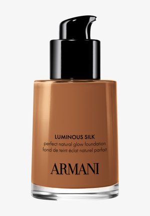 Armani Luminous Silk nestemäinen meikkivoide purkissa, jossa musta pumppuannostelija, keskiruskea sävy, luonnollista hehkua antava koostumus.