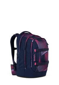 Sac à dos bleu marine avec un motif géométrique rose et violet, comportant des bretelles réglables, une poche latérale et des accents roses contrastants.