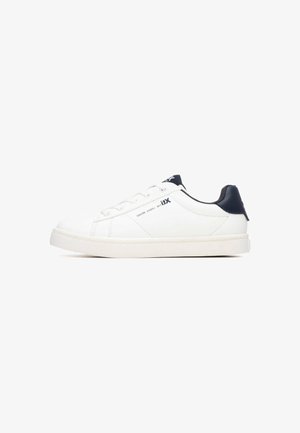 Zapatilla deportiva de cuero blanco con detalles en azul marino, cordones planos y suela texturizada; marca visible en el costado; diseño minimalista.