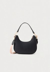 Zwarte schoudertas van kunstleer met een gebogen vorm, hardware in goudkleur en een afneembare riem met een beige accent.