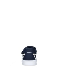 Sneaker blu con dettagli bianchi, texture liscia, suola in gomma e logo sul tallone. Presenta un design low-top e un colletto imbottito.