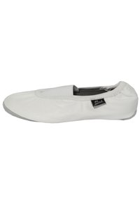 Witte leren balletflat met een ronde neus, elastisch opening en een grijze suède zool. Geen zichtbare hardware of versieringen.