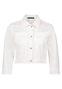 Weiße Denim-Jacke mit cropped Schnitt, langen Ärmeln, Knopfverschluss vorne, zwei Brusttaschen und glänzenden silbernen Knöpfen. Glatte Textur, klassisches Kragen-Design.