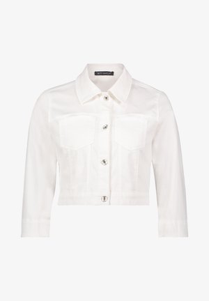 Biała, krótka kurtka z denimu z długimi rękawami, zapięciem na guziki z przodu, dwiema kieszeniami na piersi oraz błyszczącymi srebrnymi guzikami. Gładka faktura, klasyczny krój kołnierza.