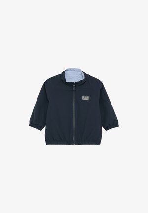 Marineblauwe windbreakerjack met een ritssluiting aan de voorkant, gestreepte binnenvoering, elastische manchetten en een klein logo patch op de borst.