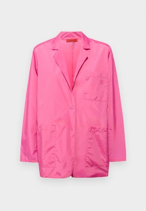 Rosa Nylon-Blazer mit einem einzigen Knopfverschluss, Reverskragen, zwei aufgesetzten Taschen vorne und besticktem Logo auf der Brusttasche.
