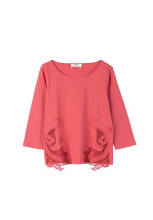 Korallys rosa langærmet top med rund halsudskæring og symmetriske blondeudskæringer langs bundkanten.