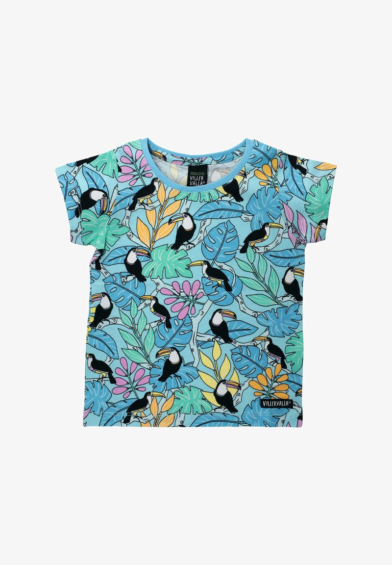 T-shirt à manches courtes avec un fond bleu clair, orné de toucans noirs et de feuilles tropicales colorées dans des teintes de vert, rose et orange.