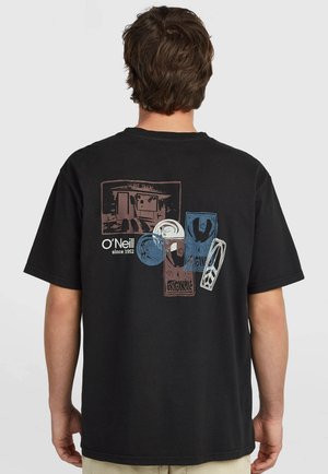 Mann trägt schwarzes T-Shirt mit mehrfarbigem grafischem Design eines Surfshops, abstrakten Formen und dem Text "O'Neill since 1952" auf dem Rücken.