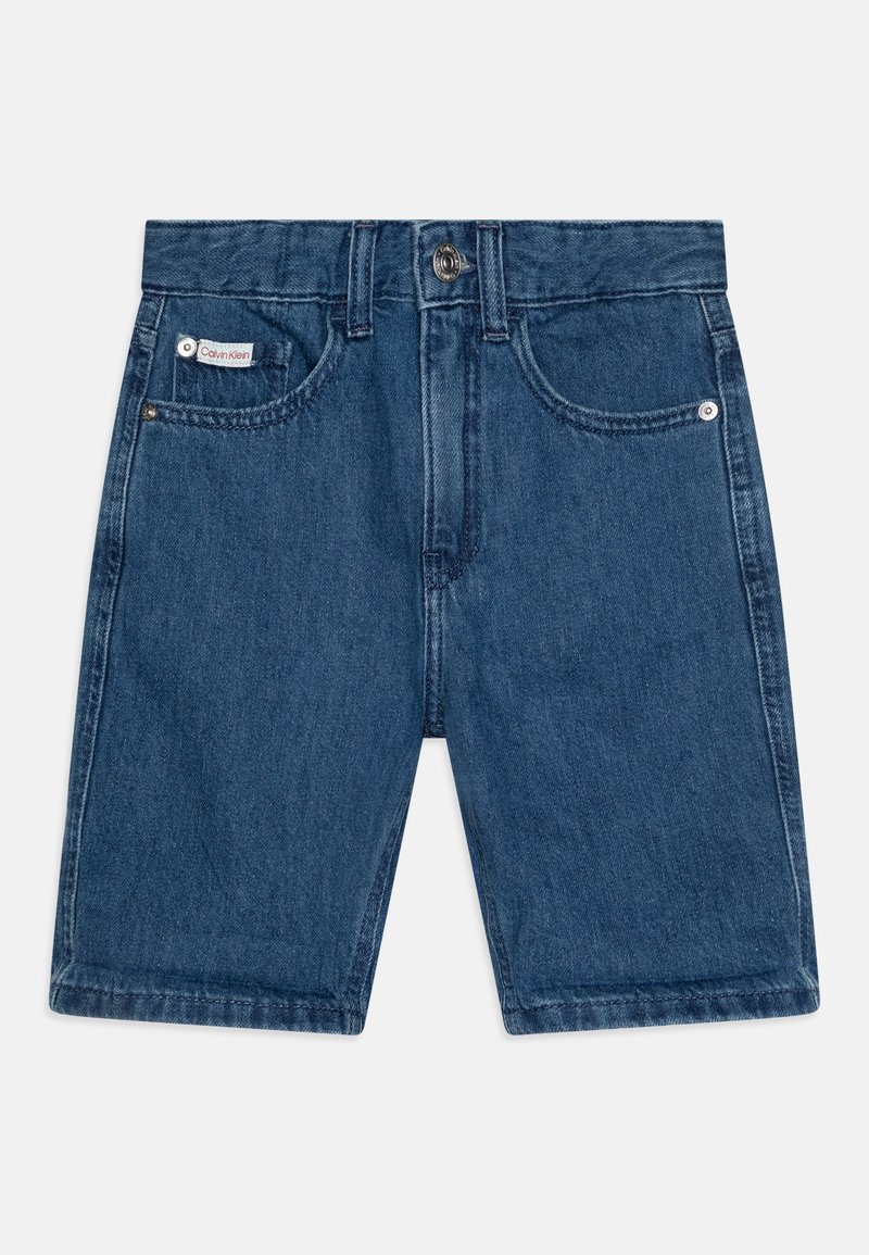 Shorts de mezclilla en azul oscuro con cierre de botón, cintura con trabillas, dos bolsillos frontales y una etiqueta con el logo de Calvin Klein en la cinturilla.