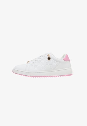 Weißer Sneaker mit pinken Akzenten, geprägtetes Muster an der Seite, herzförmige Anhänger an den Schnürsenkeln und eine geriffelte pinke Sohle.