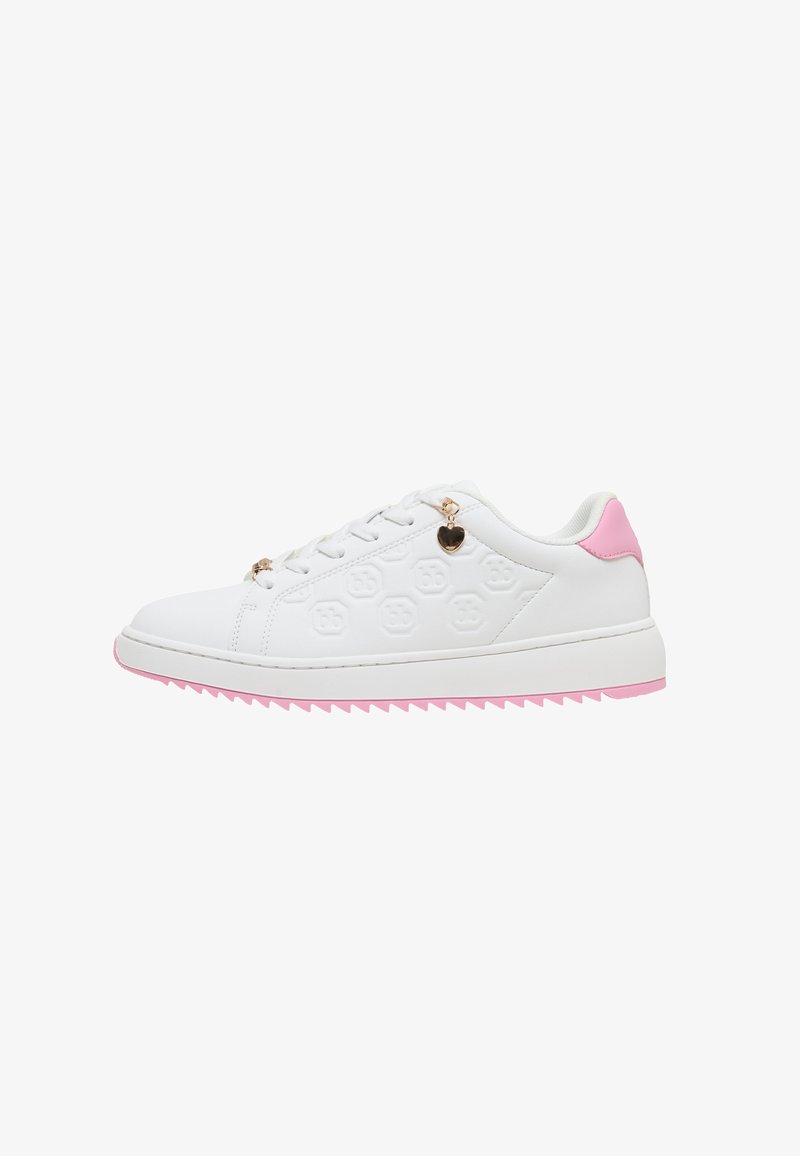 Baskets blanches avec des accents roses, motif embossé sur le côté, charms en forme de cœur sur les lacets et semelle rose rainurée.
