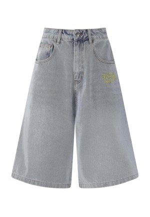 Světle modré denimové šortky s volným střihem, středním pasem, čtyřmi kapsami a žlutou vyšitou logem na přední straně. Hladká textura, ležérní design.