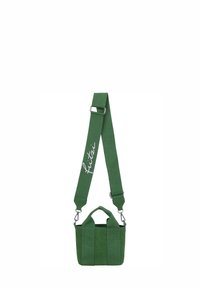 Bolso mini de tela verde con correa desmontable. Presenta una textura suave, costuras reforzadas y un logotipo en blanco en la correa.