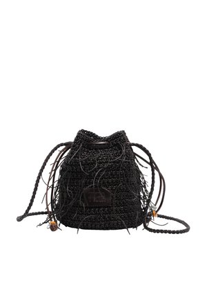 Bolso tipo saco negro tejido con cierre de cordón trenzado, asa larga trenzada para el hombro y detalles decorativos con flecos de cuero.