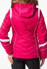 Różowa kurtka ocieplana z kapturem, z białymi paskami akcentowymi oraz teksturą, która sugeruje ciepło i trwałość. Futrzany wykończenie na kapturze.