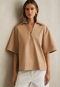 Reiss DARA BLEND CRAFT STITCH COLLARED - Bluse - camel
