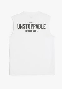 Witte mouwloze tanktop met zwarte tekst "UNSTOPPABLE SPORTS DEPT." en een timer graphic op de achterkant. Glad katoenmateriaal.
