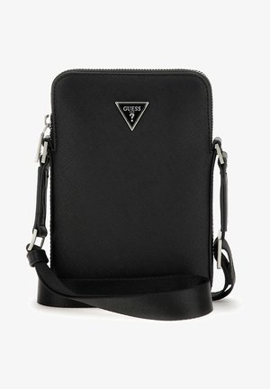 Sac bandoulière compact synthétique noir avec une finition texturée, présentant un logo triangulaire argenté, une fermeture éclair et une sangle réglable.