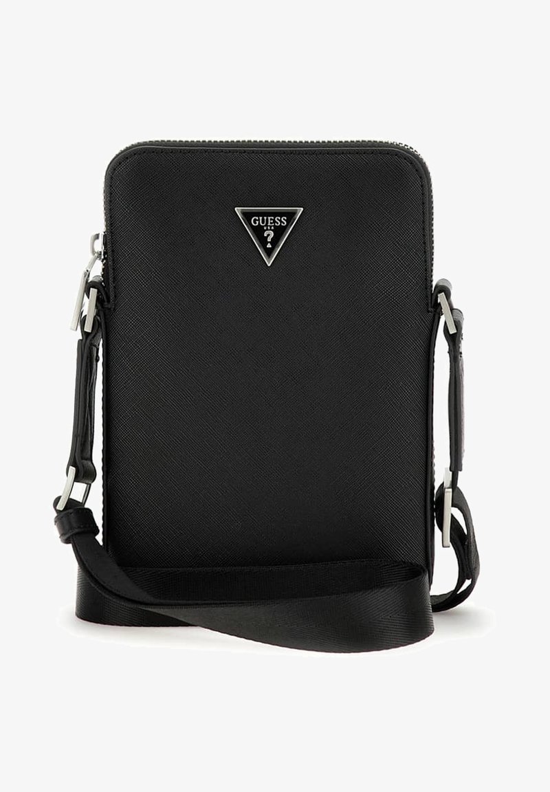 Sac bandoulière compact synthétique noir avec une finition texturée, présentant un logo triangulaire argenté, une fermeture éclair et une sangle réglable.