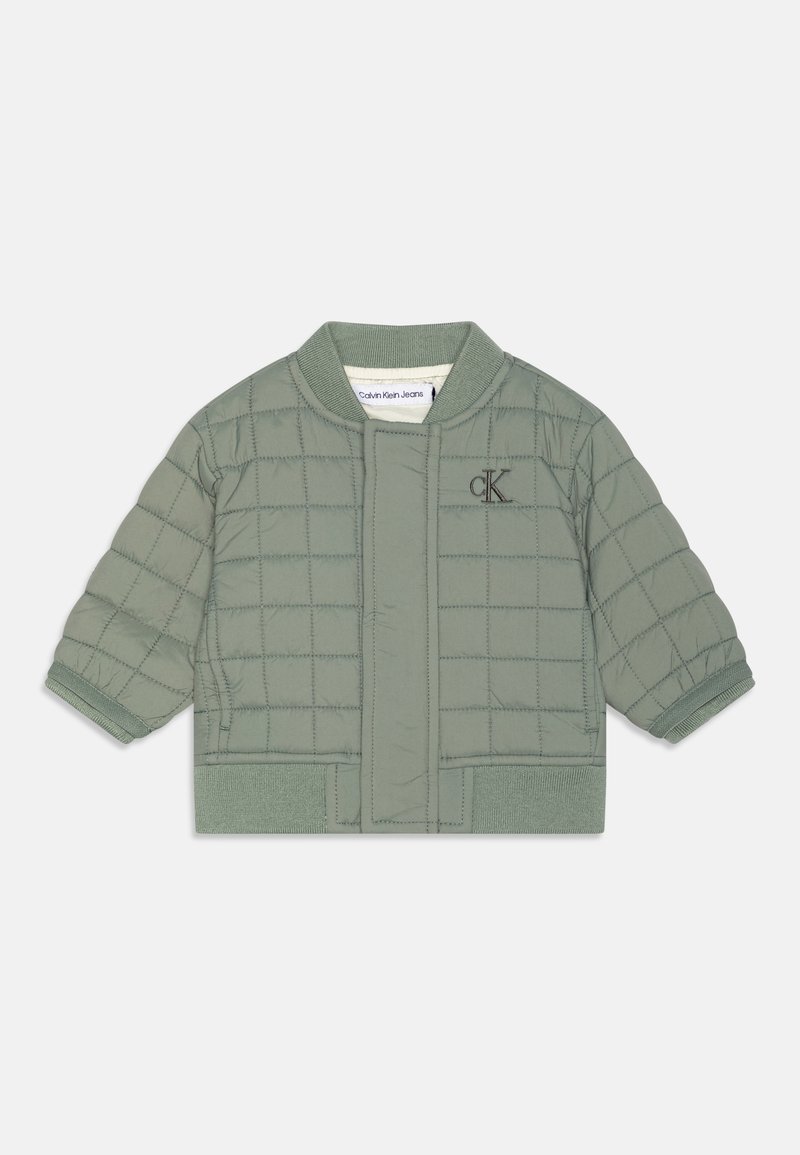 Veste bombardier matelassée vert clair avec des poignets et un ourlet côtelés, comportant une fermeture à l'avant et un logo brodé sur la poitrine.