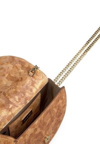 Bolso cruzado de cuero marrón claro con patrón en relieve, correa de cadena dorada y cierre de imán. El interior tiene ranuras para tarjetas y múltiples compartimentos.
